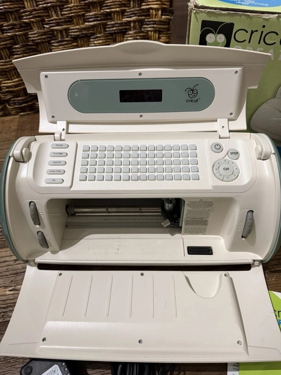 Cricut Other - Cricut Electronic Cutting Machine in White with Mint Accents